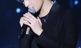 杨洋17年蓝发造型